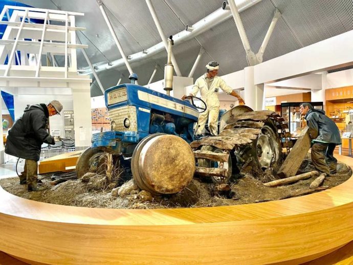 大潟村干拓博物館の埋まってしまったトラクターの展示