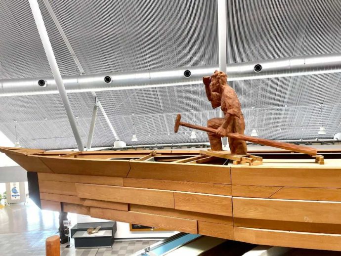 大潟村干拓博物館の木彫りの船頭の展示