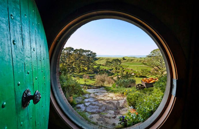 オンラインツアーMYDOのニュージーランド旅行で見る映画ロード・オブ・ザ・リングの撮影セットが残るホビット村
