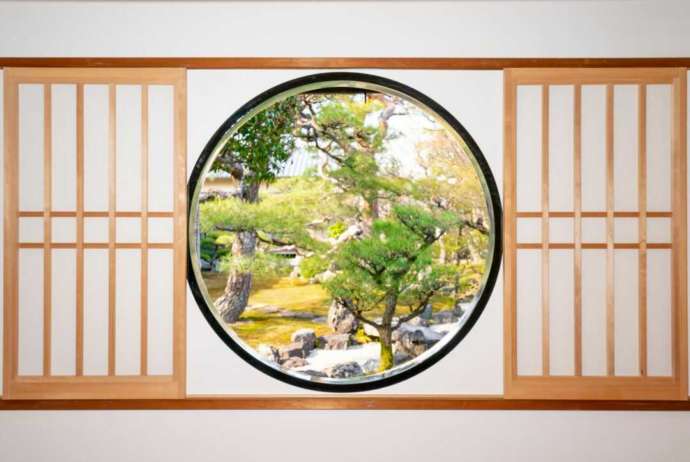 妙顕寺の丸窓からみた庭の様子