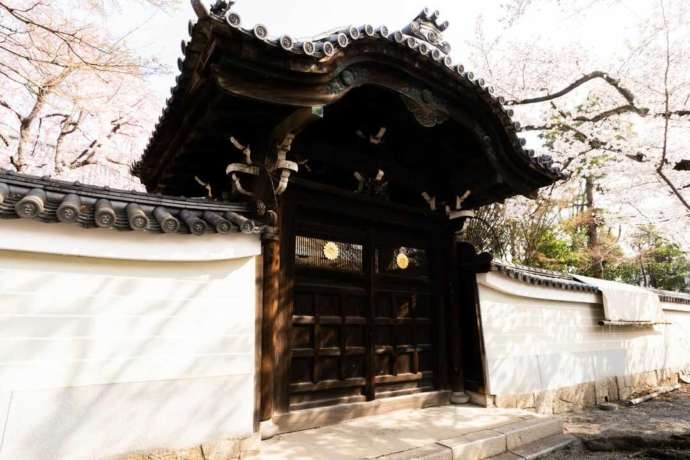 妙顕寺にある勅使門の様子