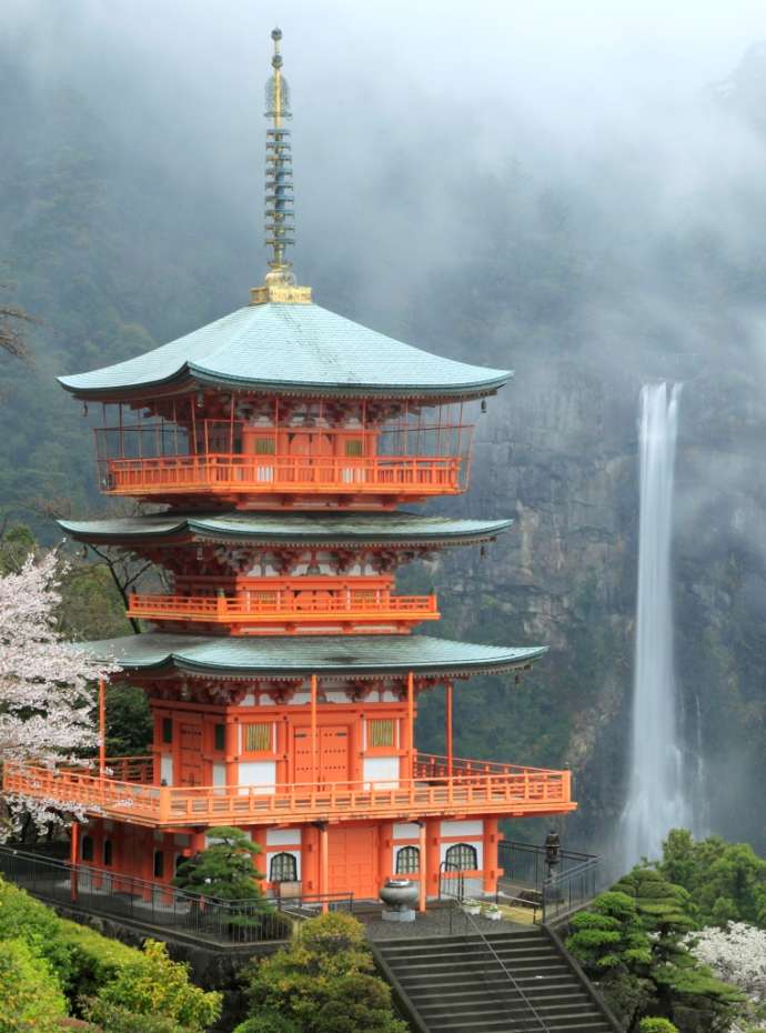 飛瀧神社の御神体である「那智の滝」
