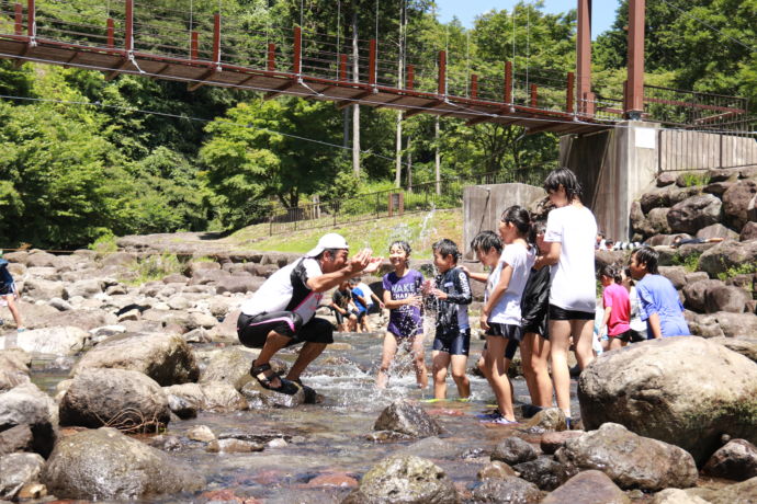 長泉町の桃沢川で遊ぶ子どもたち