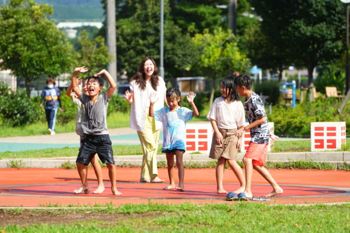 長泉町の健康公園で遊ぶ子どもたち