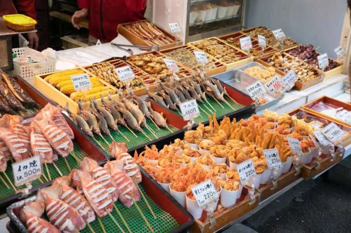 寺泊魚の市場通りに並ぶ食べ歩き海鮮メニュー