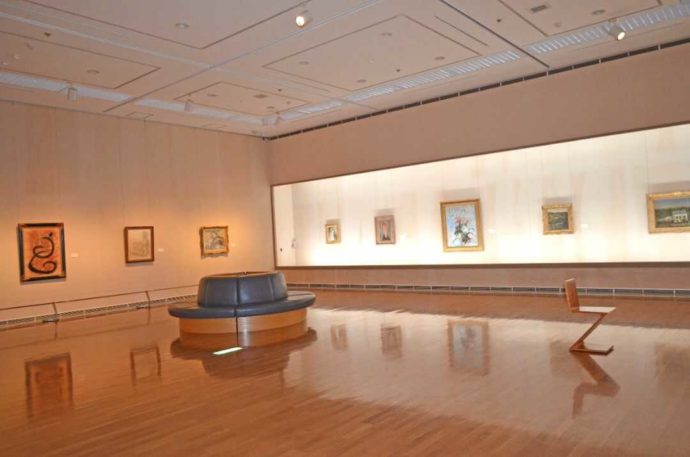 長島美術館の第2展示室の海外作家の絵画・彫刻の部屋