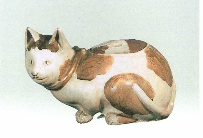 長島美術館に展示されている薩摩焼の「色絵猫形香炉」