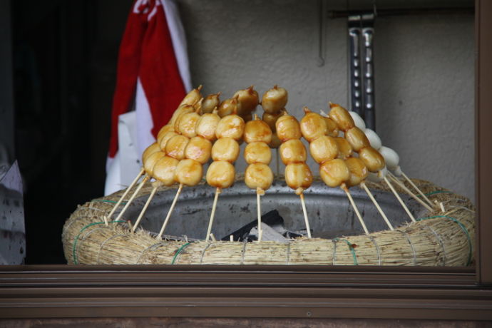寳登山神社の境内にある茶店の人気メニュー「黄金だんご」を炭火で焼いている様子