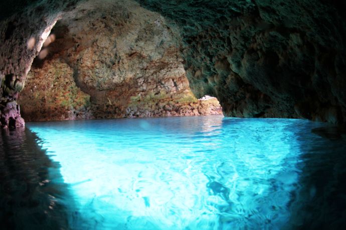 沖縄県国頭郡恩納村にある「マリンクラブ ナギ」のツアーで行ける青の洞窟