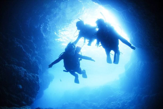 沖縄県国頭郡恩納村にある「マリンクラブ ナギ」での青の洞窟ダイビングツアーの様子