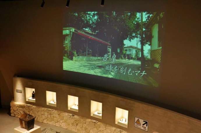 那覇市立壺屋焼物博物館の展示室で上映される動画資料