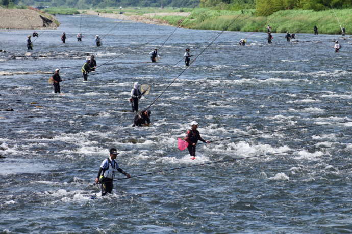 那珂川町にある那珂川でアユを釣る人々