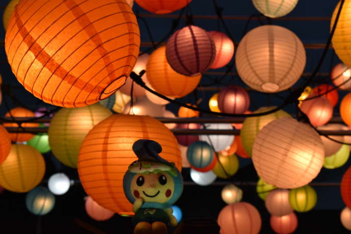 馬頭商店街で開催された光のイベントの提灯と那珂川町のイメージキャラクターなかちゃんの人形