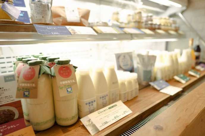 東京都中央区日本橋にあるなかほら牧場の陳列棚に並んでいる牛乳