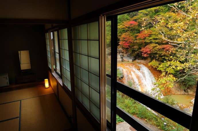 滑川温泉 福島屋の客室から望む紅葉と渓流