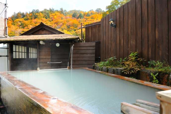 滑川温泉 福島屋の檜風呂と紅葉の風景