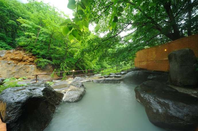滑川温泉 福島屋の岩風呂と深緑
