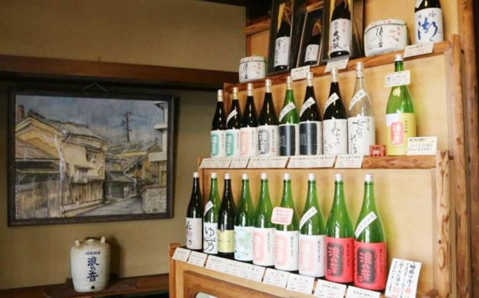 浪乃音酒造の日本酒が並ぶ酒造の店頭