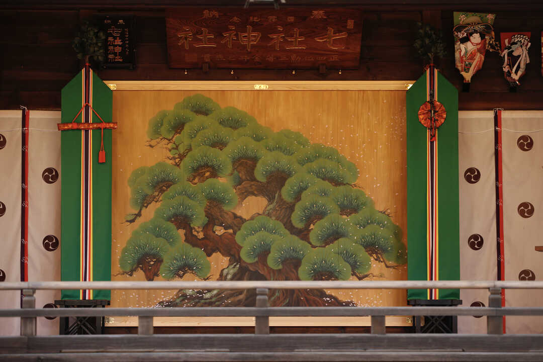 七社神社の舞殿に飾られた相生の松の画