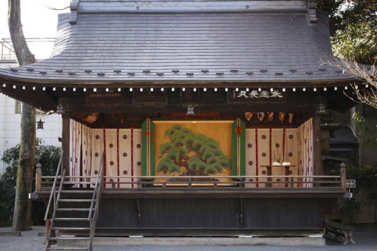 相生の松の画が飾られた七社神社の舞殿