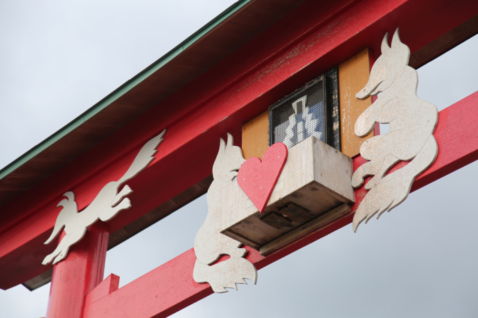 長門市の元乃隅神社の大鳥居の上部にある賽銭箱