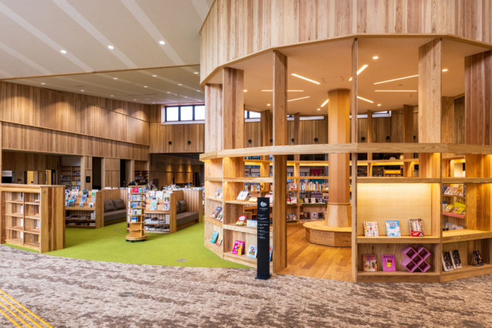 木製の大きなセンターサークルが特徴的な図書館