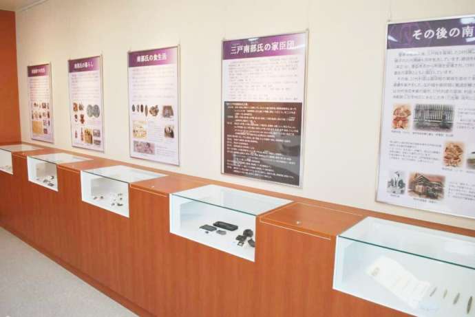 「南部利康霊屋」がある史跡聖寿寺館跡の案内所内の常設展示コーナー