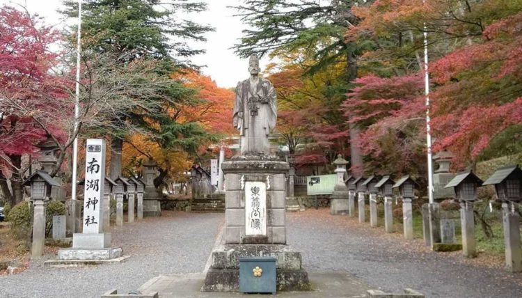 福島県白河市にある南湖神社の松平定信公の石像