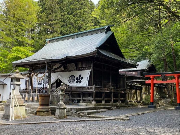 福島県白河市にある南湖神社の社殿を斜めからのぞむ