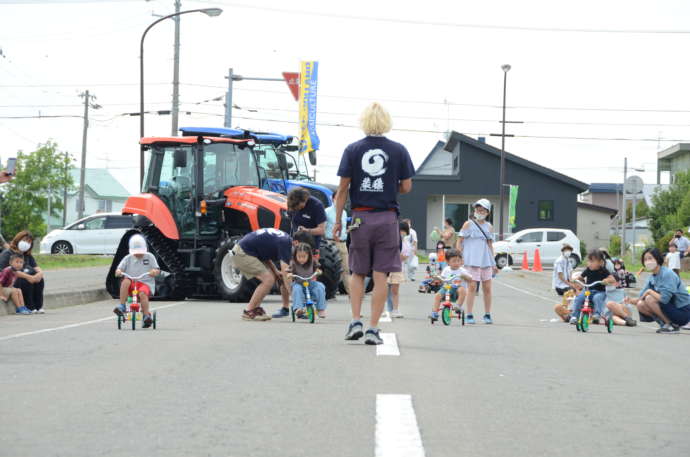 南幌町で開催しているイベント「野祭～YASAI～」の三輪車レースの風景