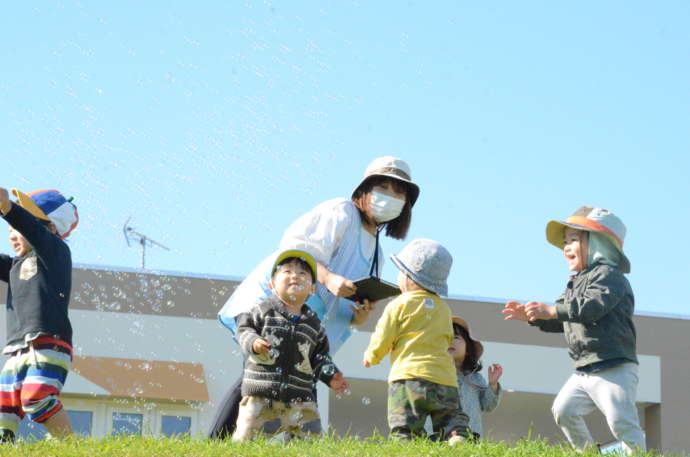 南幌町の保育園でシャボン玉を楽しむ子どもたちと先生