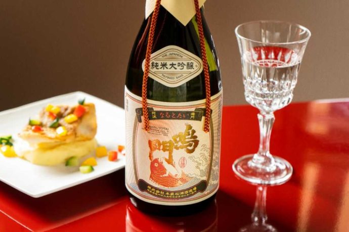 日本酒好きにおすすめのお酒「鳴門鯛 純米大吟醸」のボトルとおつまみの写真