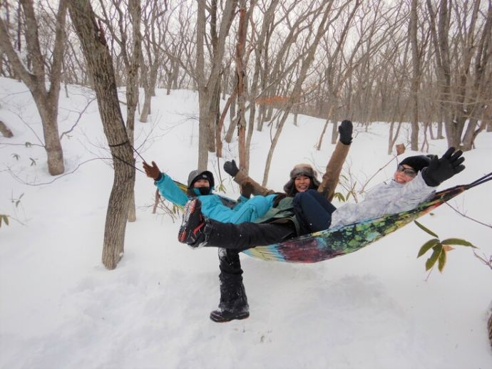 スノーシューイング体験では雪の中でのハンモックも楽しめる