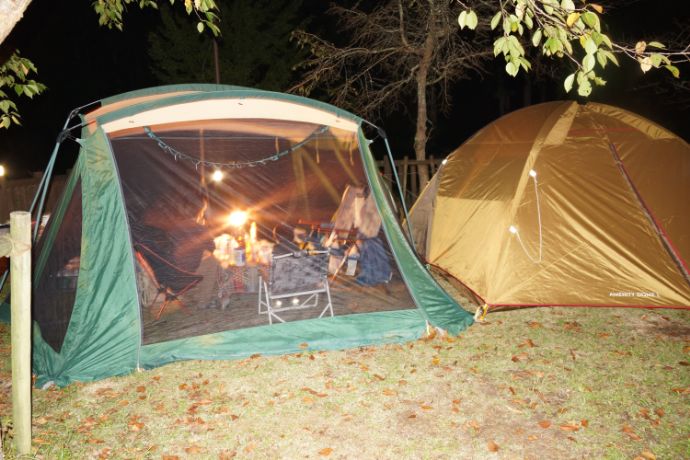 ネイチャーパークかさがたで夜のキャンプを楽しむ利用者