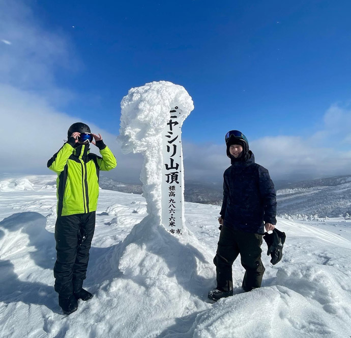 パウダースノーサファリ体験ツアーでピアシリ山山頂に登った様子