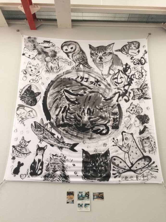 淡路市立中浜稔猫美術館で展示されている賑やかな墨絵作品