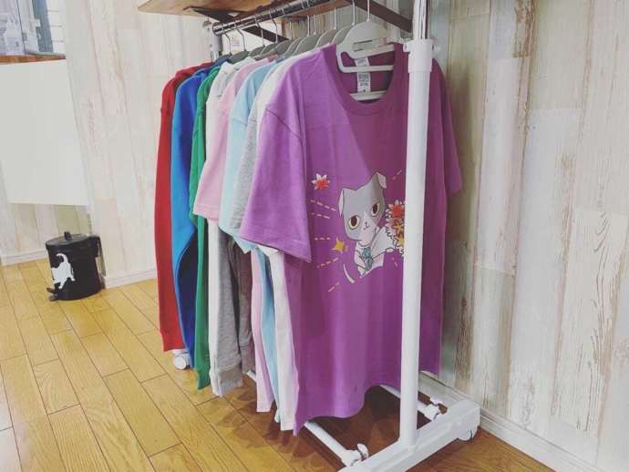 「猫カフェ紅葉」で販売中のオリジナルTシャツ