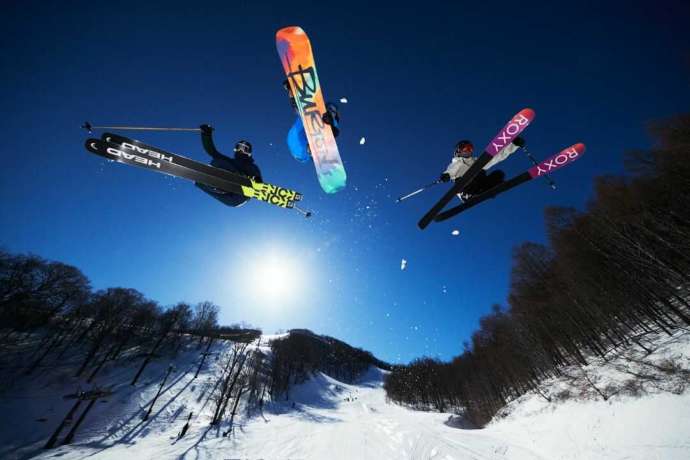 「星野リゾート 猫魔スキー場」のパークを満喫するスキーヤーとスノーボーダー