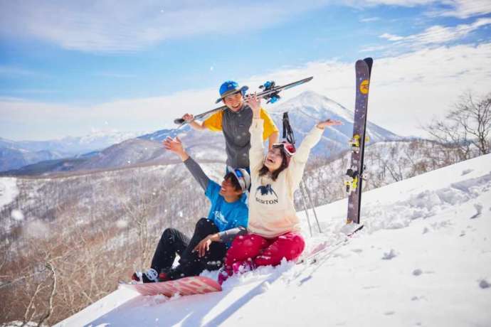 「星野リゾート 猫魔スキー場」の春先のゲレンデを満喫する男女