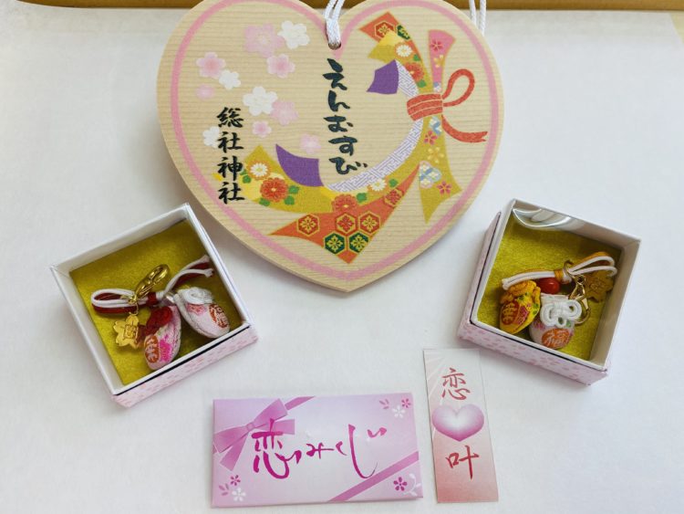 群馬県にある上野総社神社のハートの絵馬や恋みくじなどの縁むすび授与品