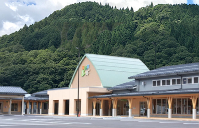 鳥取県日野郡日南町にある「道の駅にちなん日野川の郷」の外観