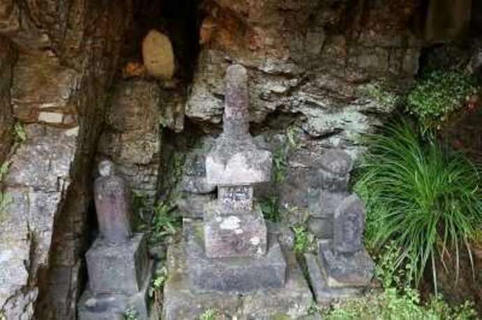 「大日山日龍峯寺（​高澤観音）」境内の洞窟内に建立された宝筐印塔