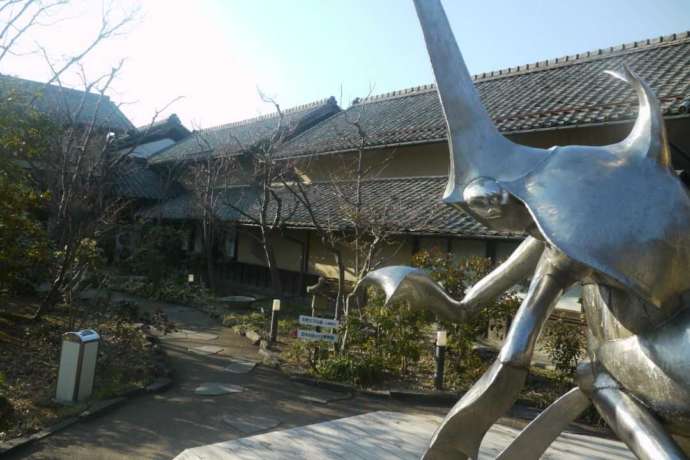 日本のあかり博物館を出たところにあるカブトムシのオブジェ