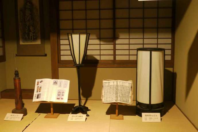 日本のあかり博物館にある「明るさの比較体験室」
