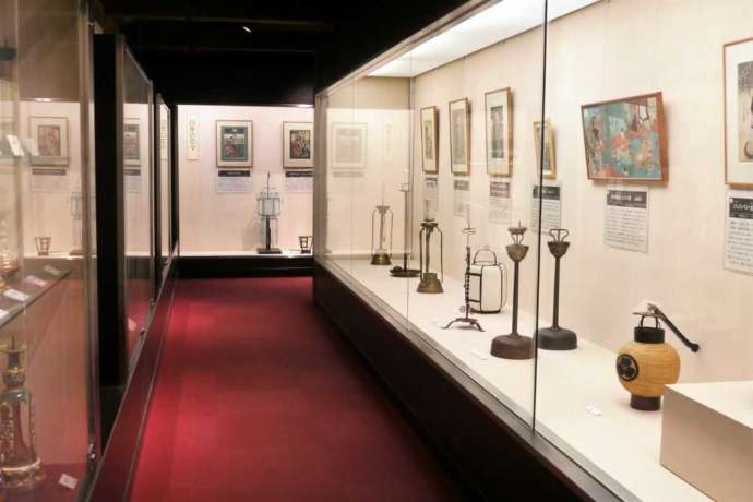 日本のあかり博物館の企画展では浮世絵と灯火具が対応する形で展示されている