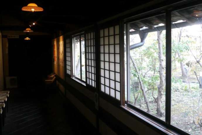日本のあかり博物館の廊下には白熱灯がある