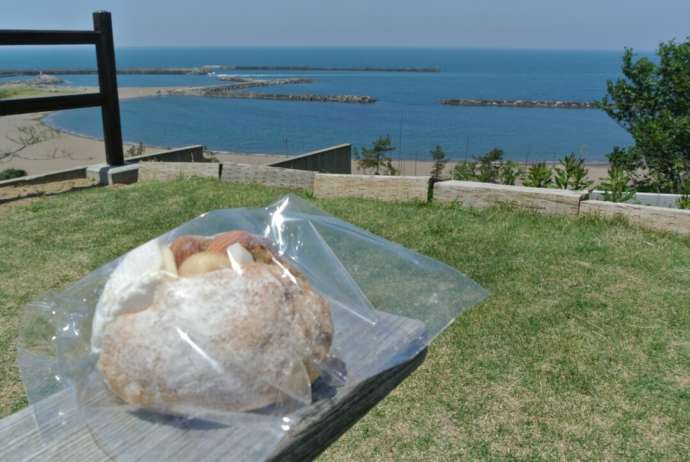 パンをいすの上に置いている所と日本海