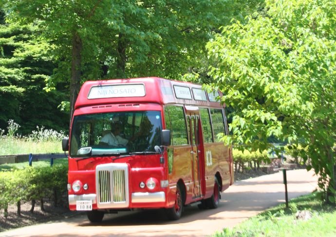 「修善寺 虹の郷」の園内を運行する赤いロムニーバス
