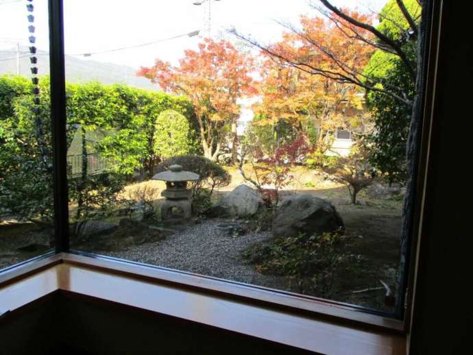 二階堂美術館のラウンジの窓から眺められる日本庭園
