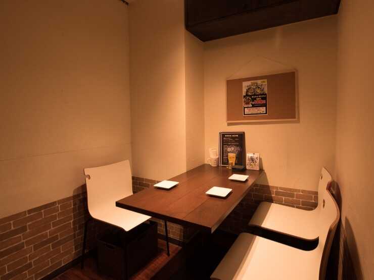 福岡市早良区にある「ニクバル 肉MAR.co」店内のテーブル席